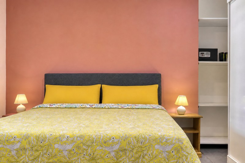Chambre du T2 avec grand lit double et rangements intégrés