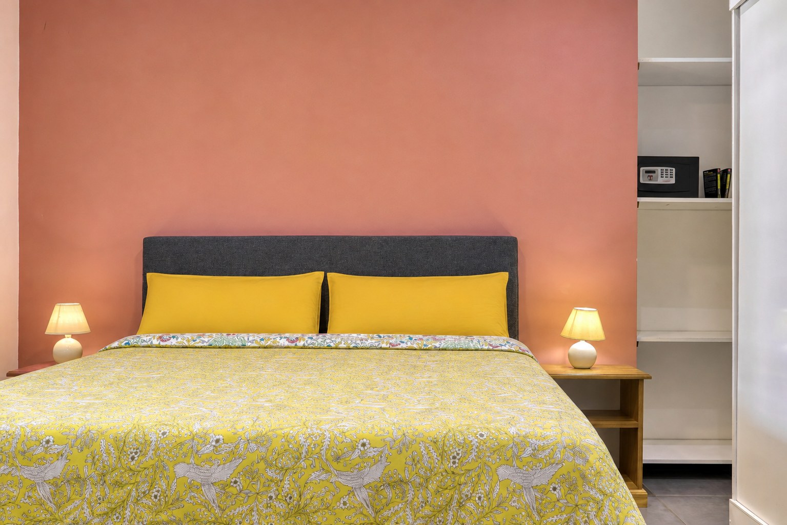 Chambre du T2 avec grand lit double et rangements intégrés