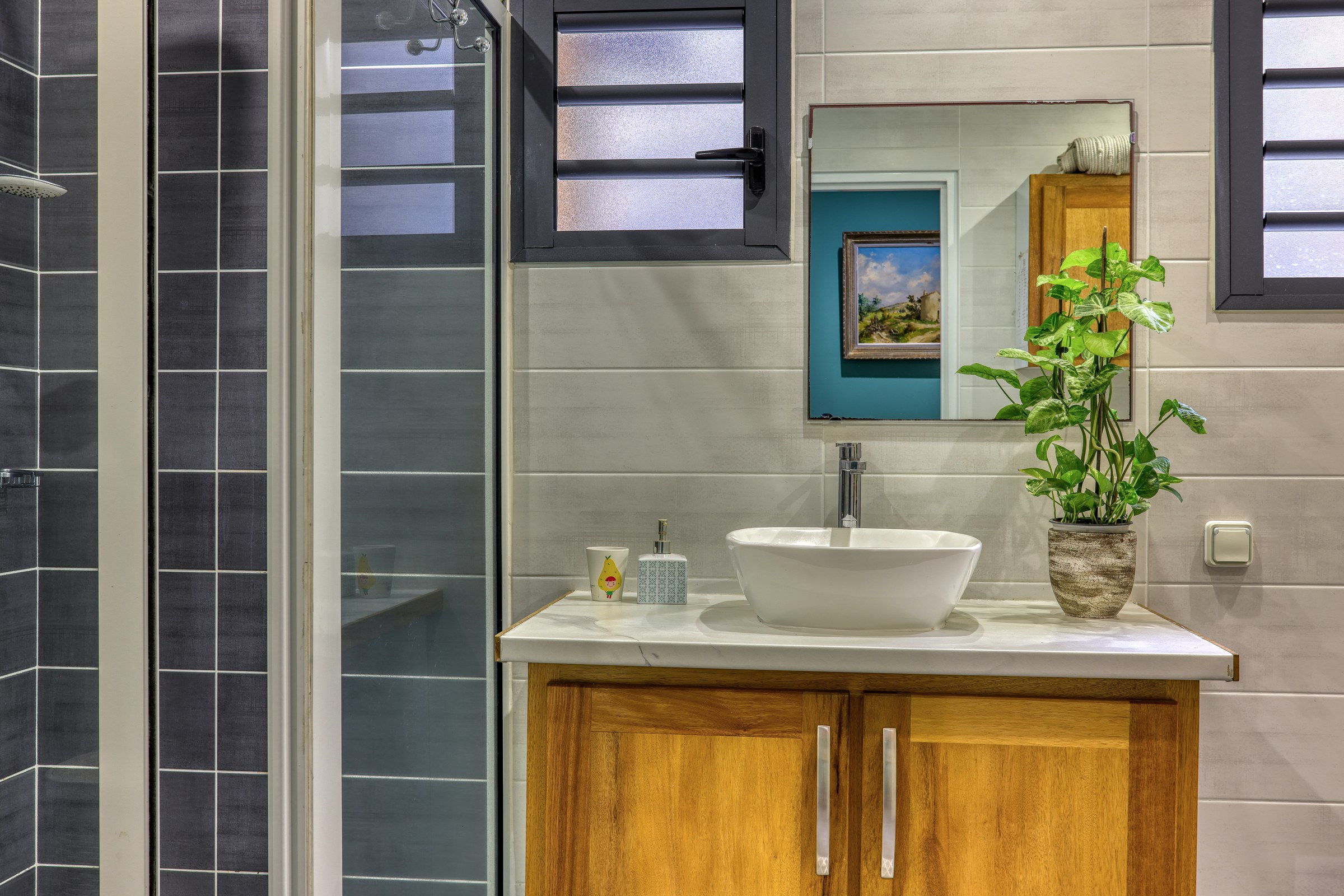Salle de bains du T2 avec meuble vasque et rangements