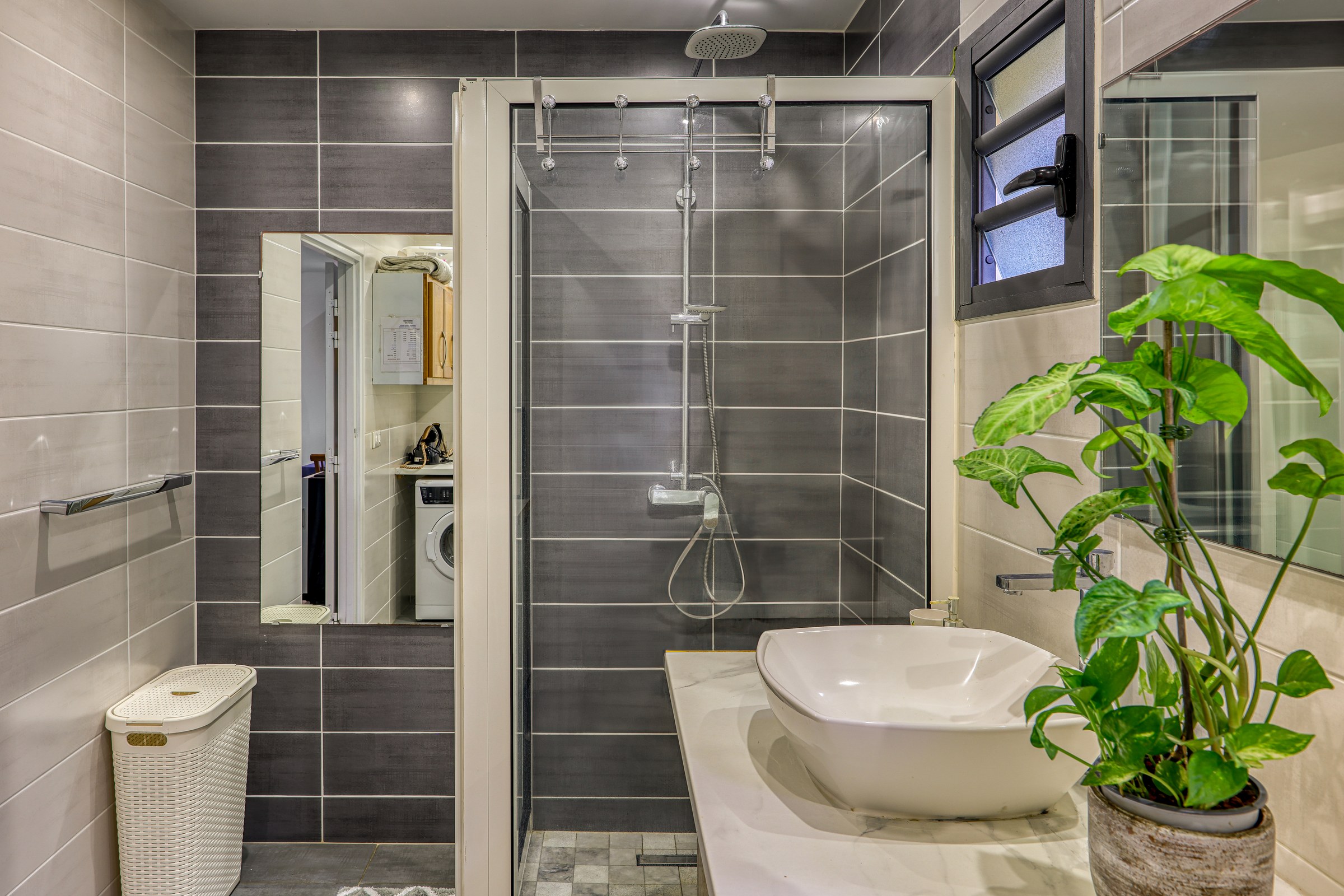 Douche à l'italienne du T2, fermée par une paroi vitrée