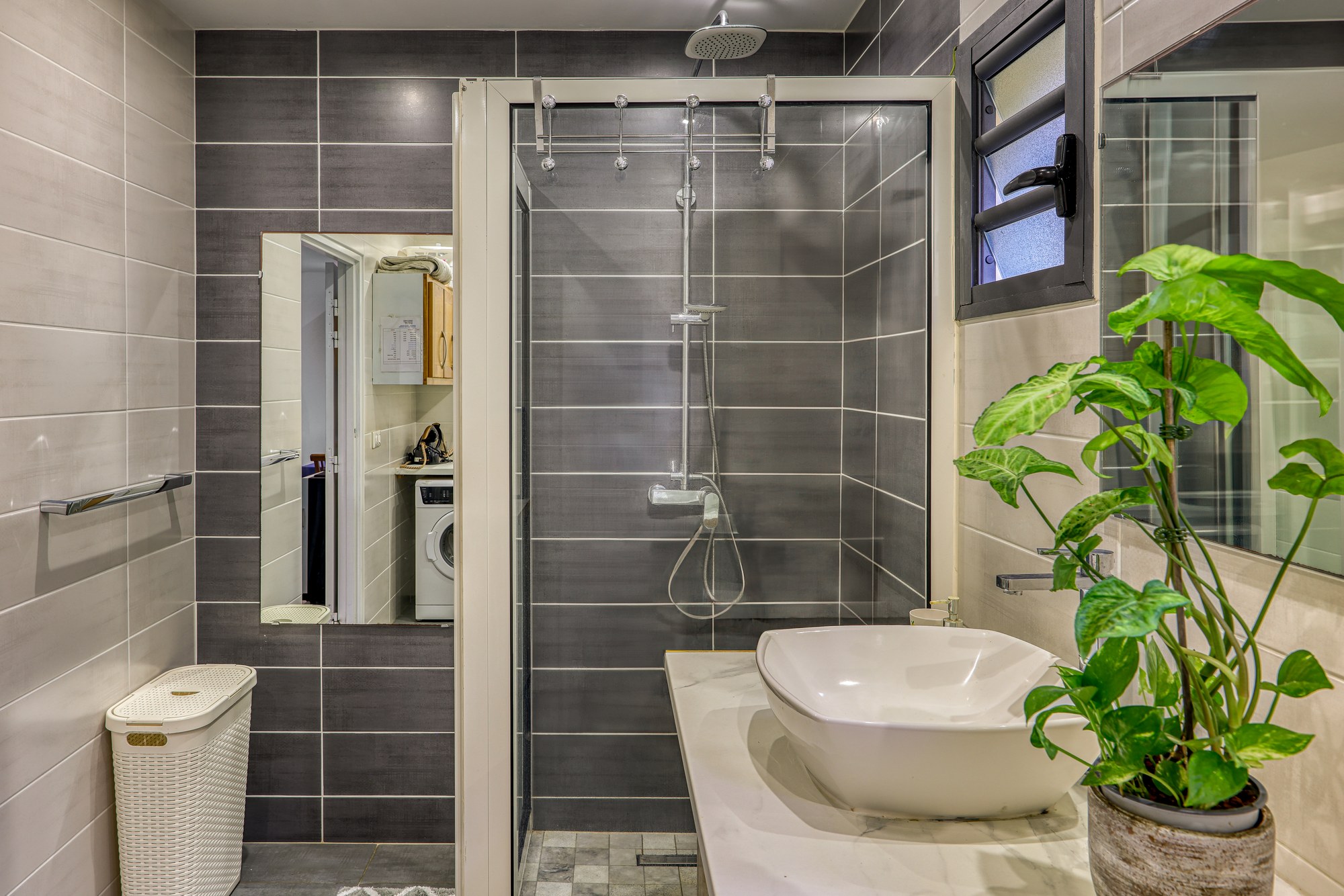 Douche à l'italienne du T2, fermée par une paroi vitrée