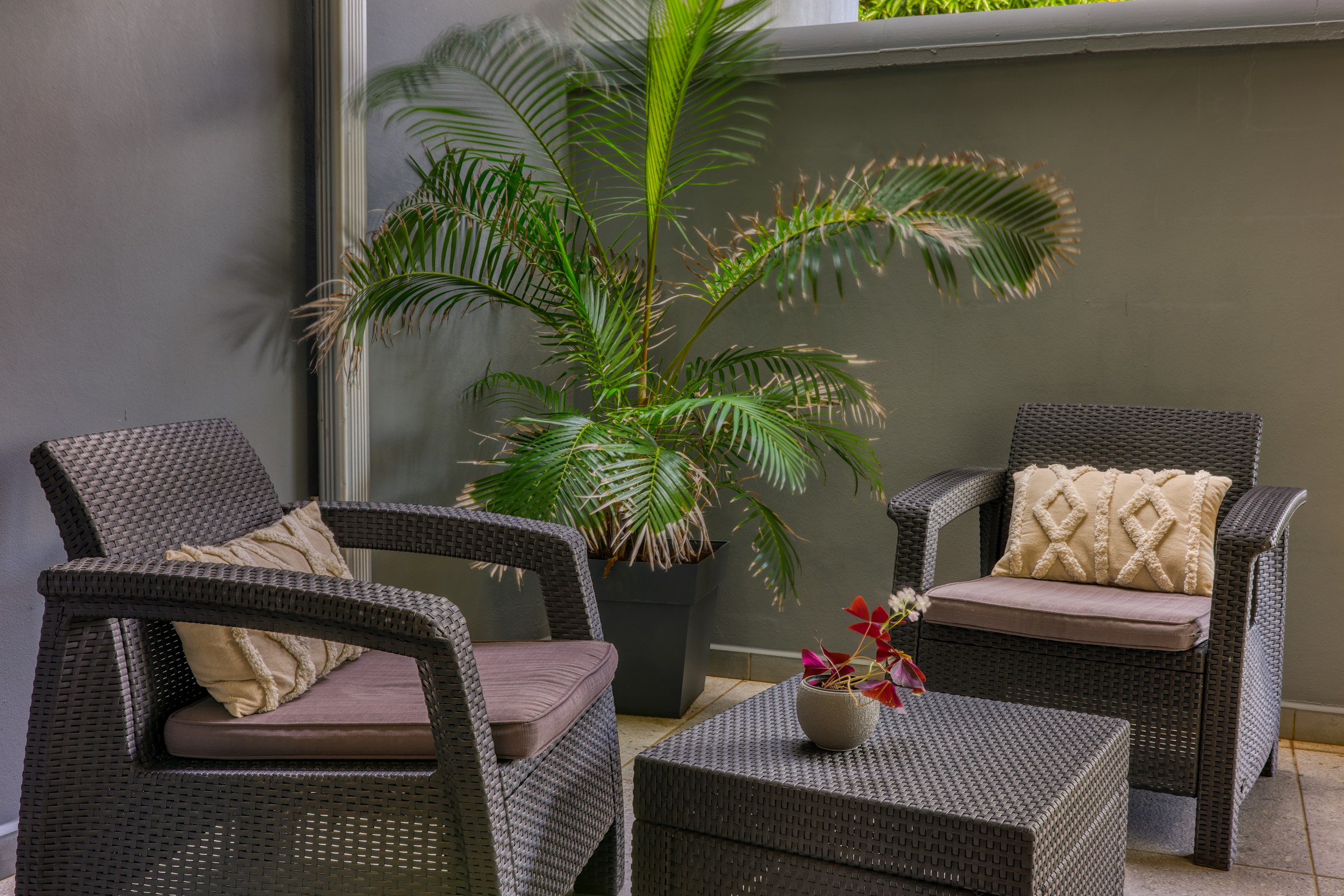 Seconde terrasse du T2, orientée vers la rue, avec mobilier d'extérieur