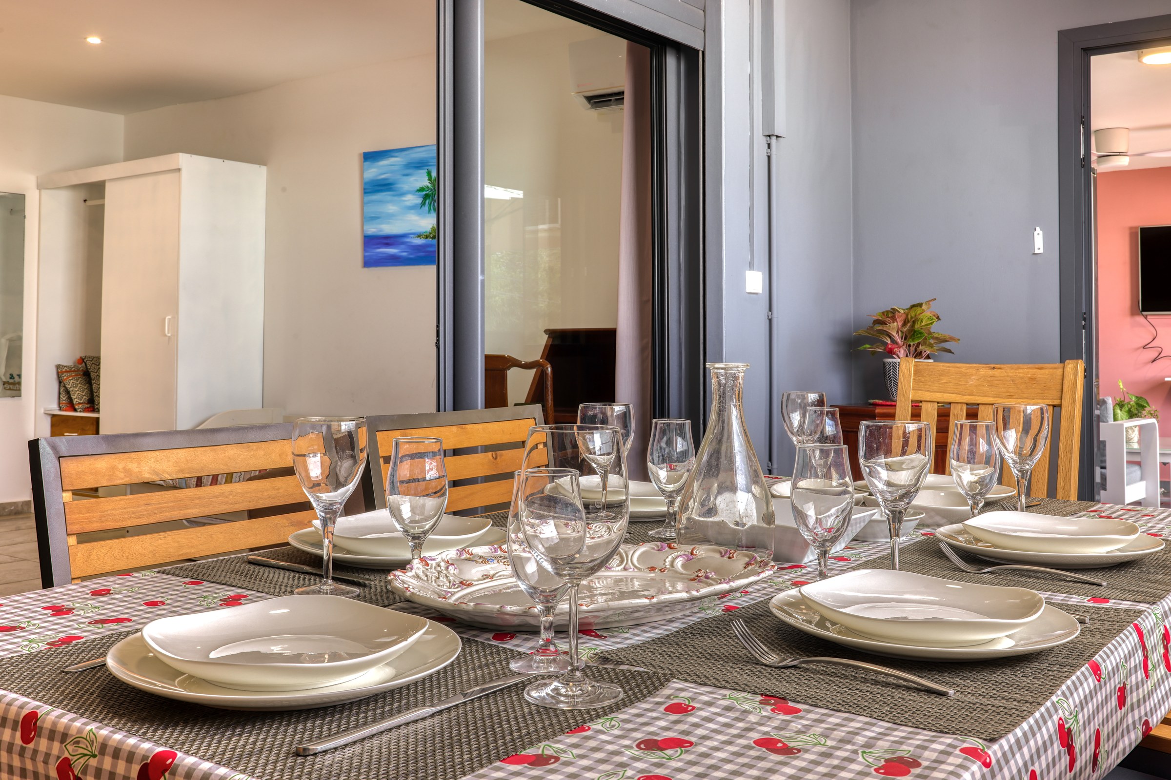 Salle à manger du grand T3, table dressée pour six personnes
