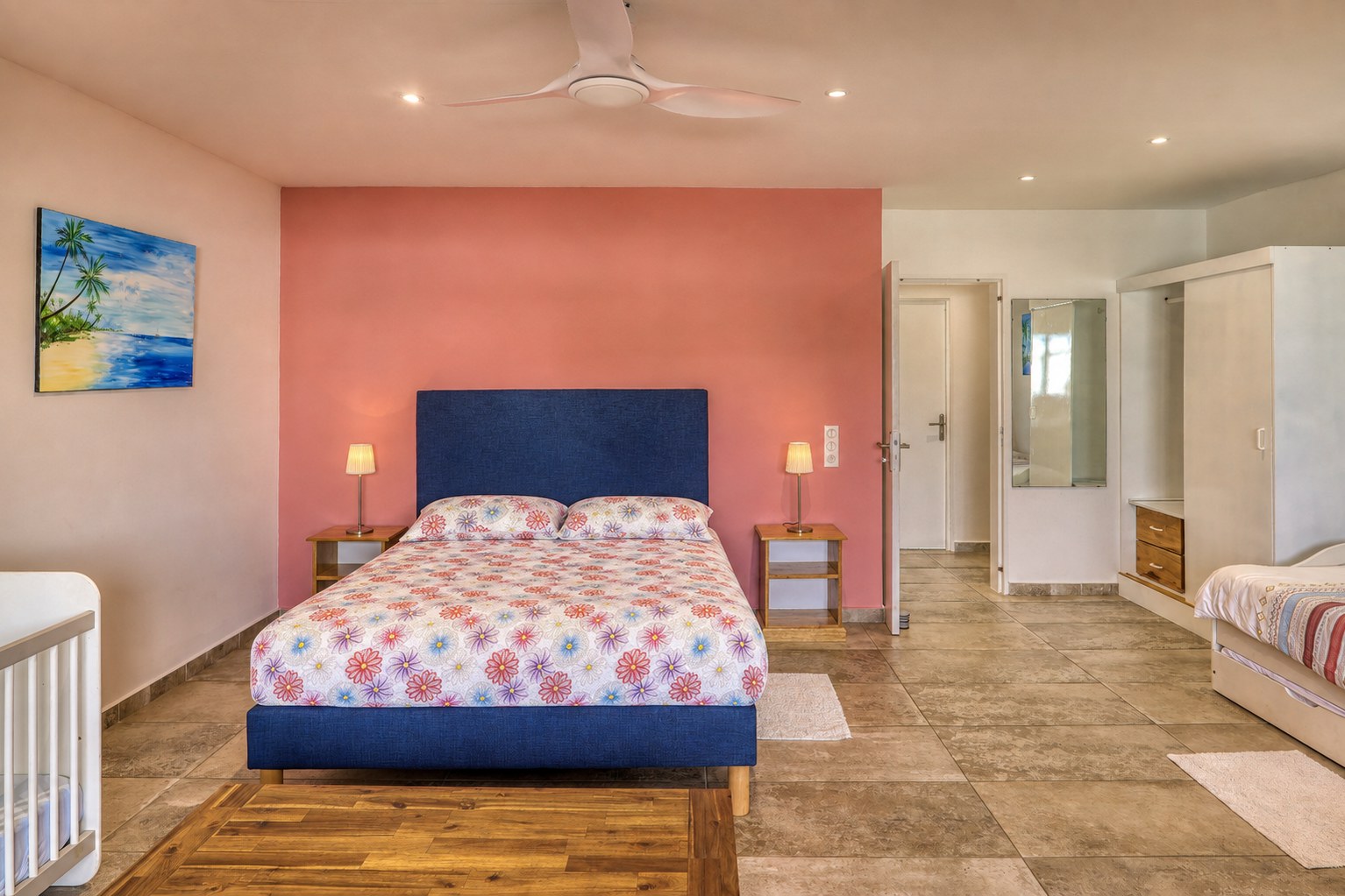 Chambre parentale de 25 mètres carrés, avec lit double et accès à la terrasse