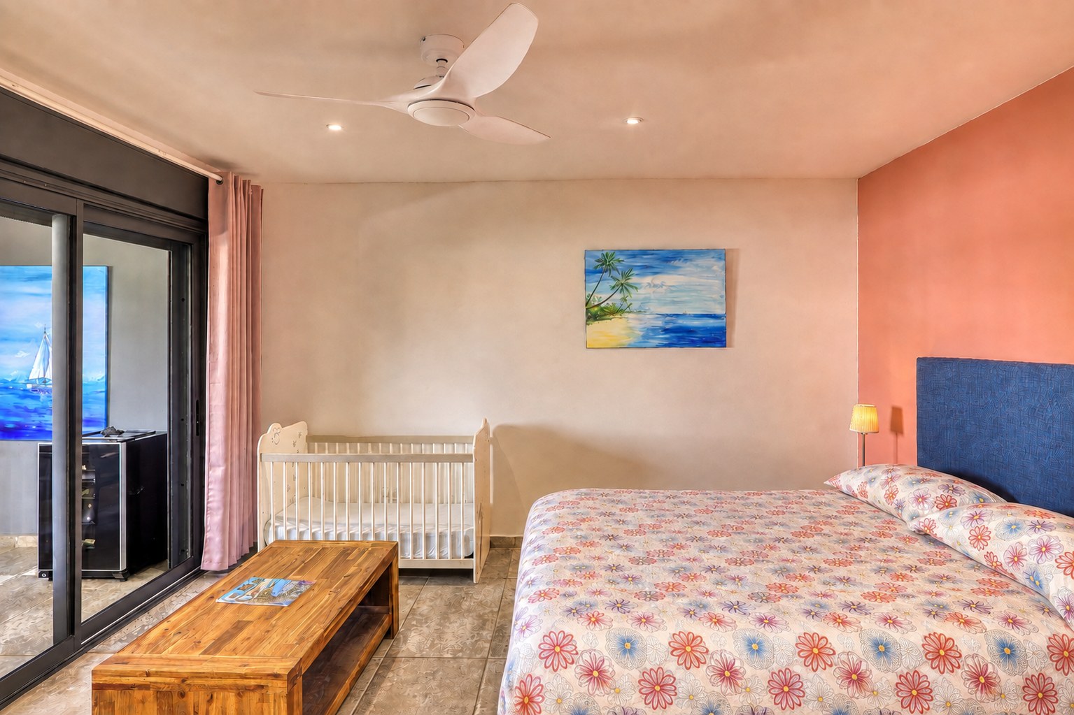 Chambre parentale du grand T3 aménagée avec un lit bébé