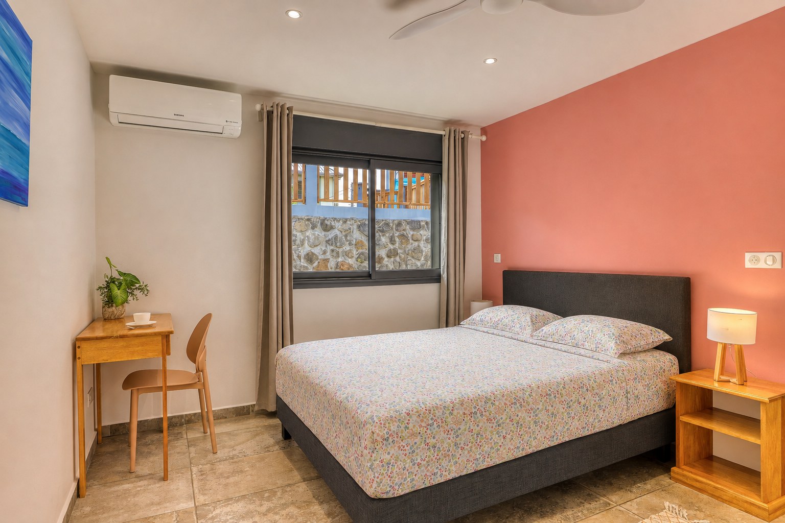 Seconde chambre du grand T3, avec lit double et rangements