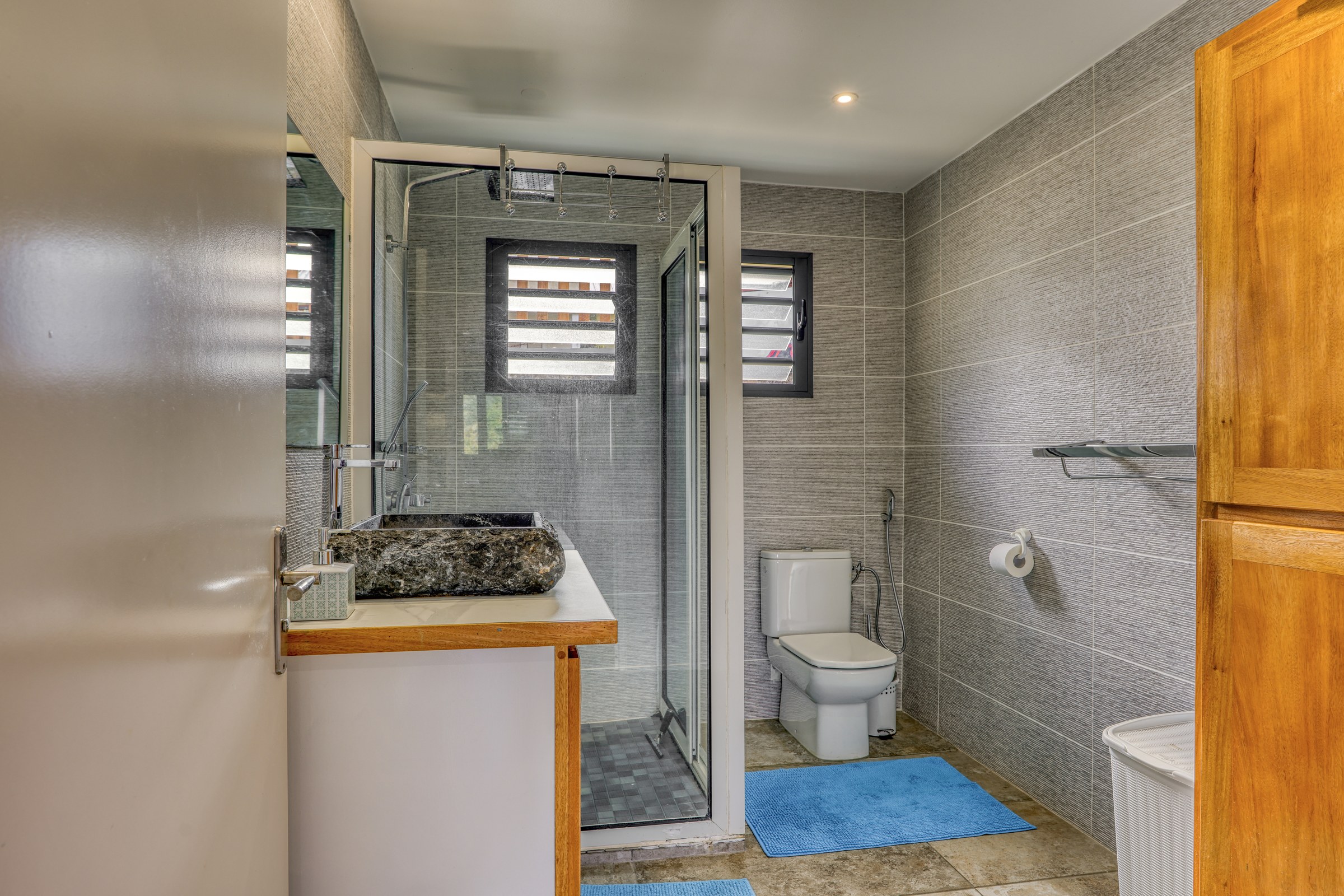 Salle de bains du grand T3 avec douche à l'italienne et meuble vasque