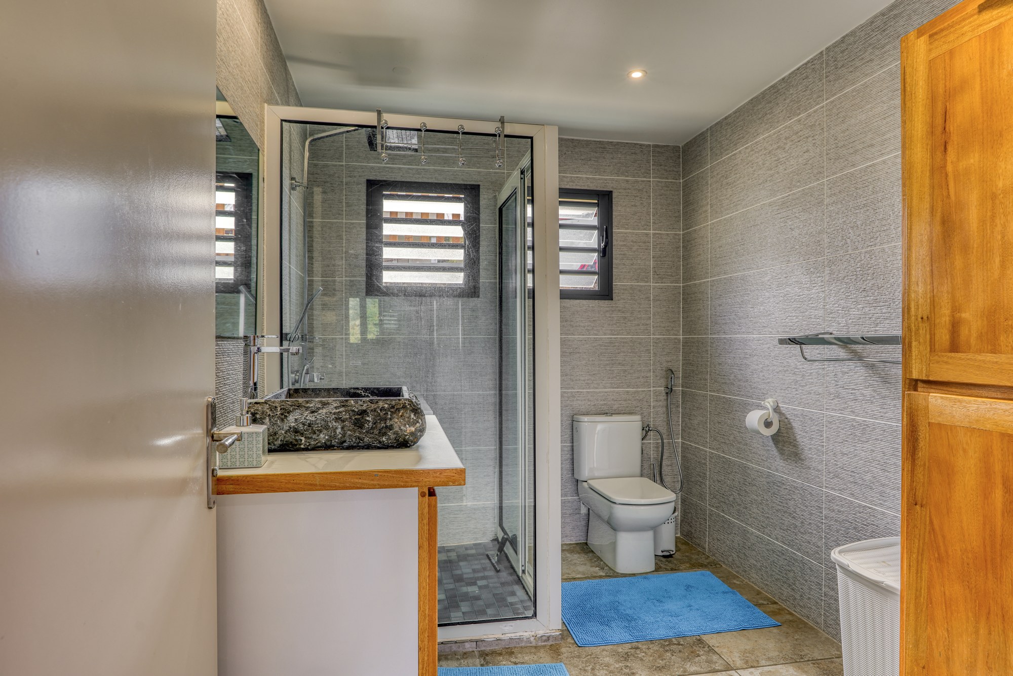 Salle de bains du grand T3 avec douche à l'italienne et meuble vasque