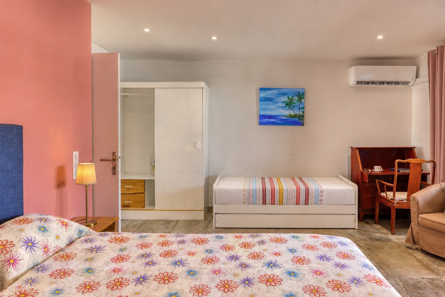 Chambre parentale du grand T3 aménagée avec un lit double et un lit simple