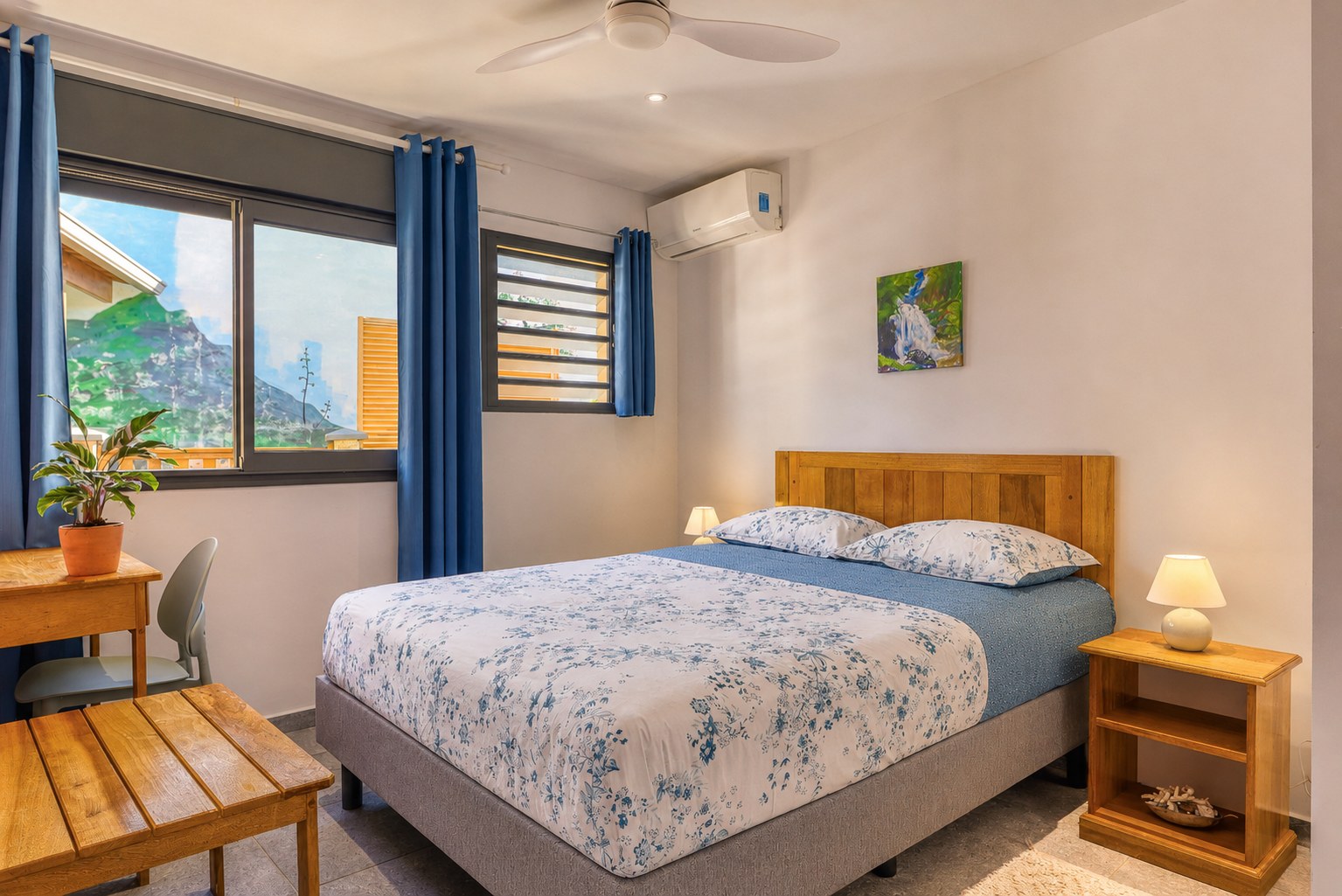Première chambre du T3 avec lit double et rangements