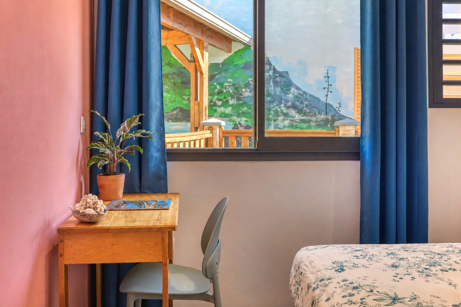 Coin bureau de la première chambre du T3, adapté au travail à distance