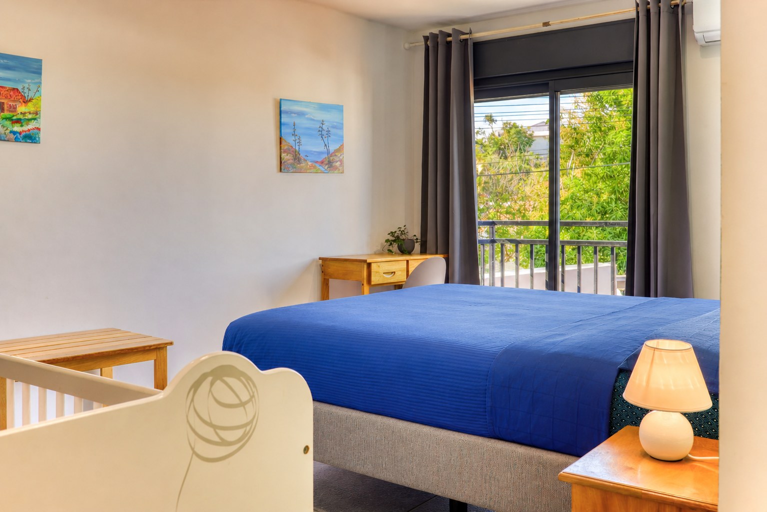 Seconde chambre du T3 avec lit double et fenêtre à persiennes