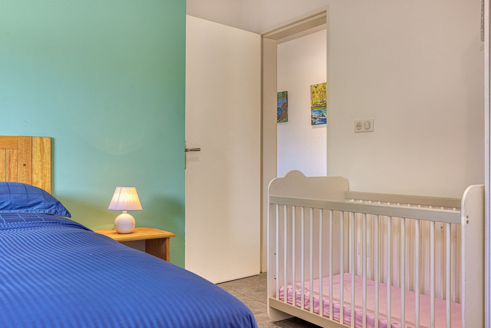 Seconde chambre du T3 aménagée avec un lit bébé