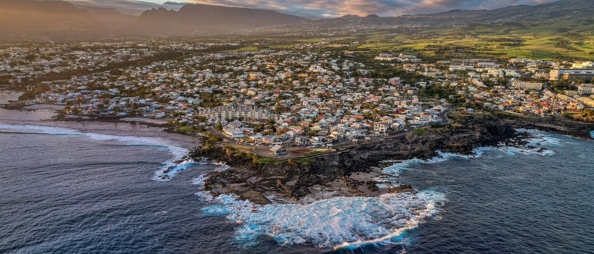 Coucher de soleil sur le quartier de Terre-Sainte, vu depuis la mer