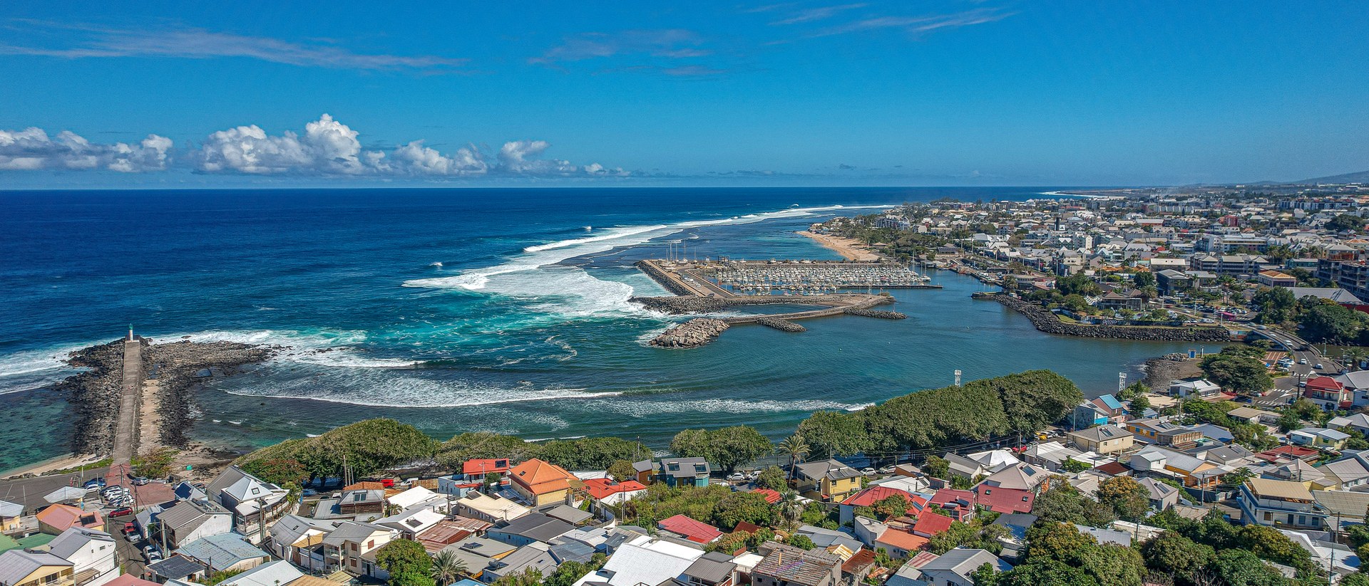 Vue aérienne du lagon et du quartier de Terre-Sainte, à Saint-Pierre, au sud de La Réunion