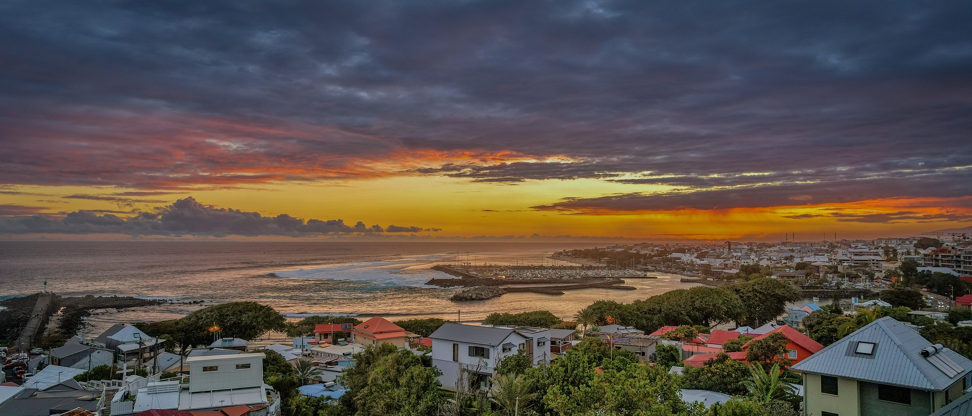 Coucher de soleil sur Saint-Pierre et le littoral sud de La Réunion
