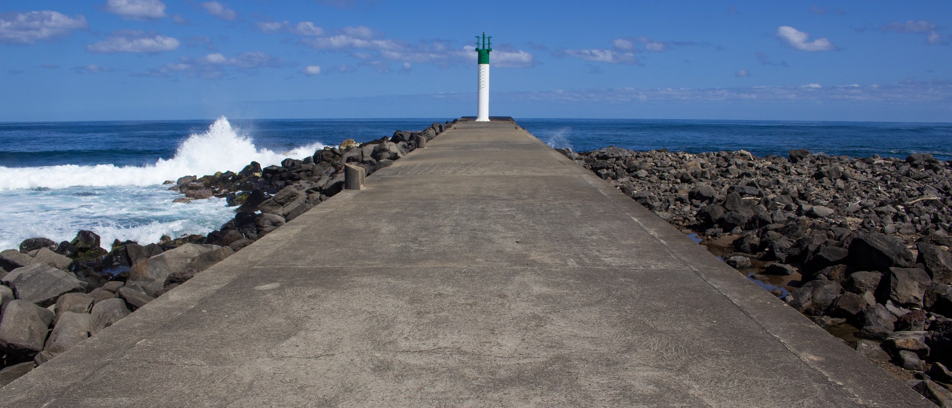 La jetée et le phare de Saint-Pierre, au bout du front de mer de Terre-Sainte
