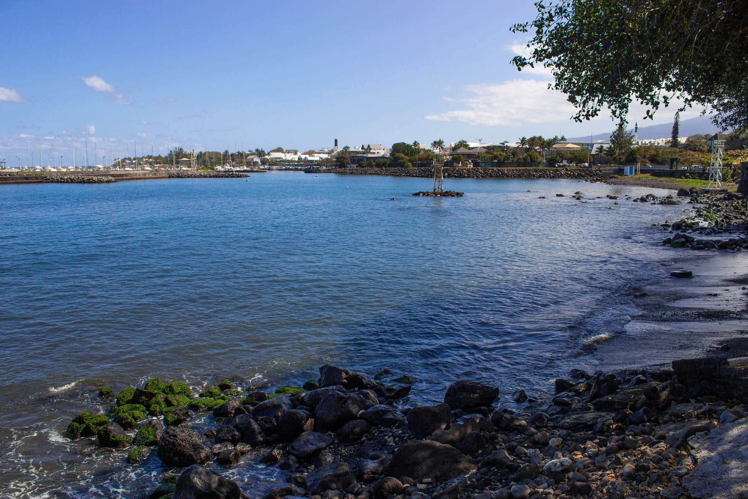 La baie au calme, un arbre en surplomb et le village sur la rive opposée