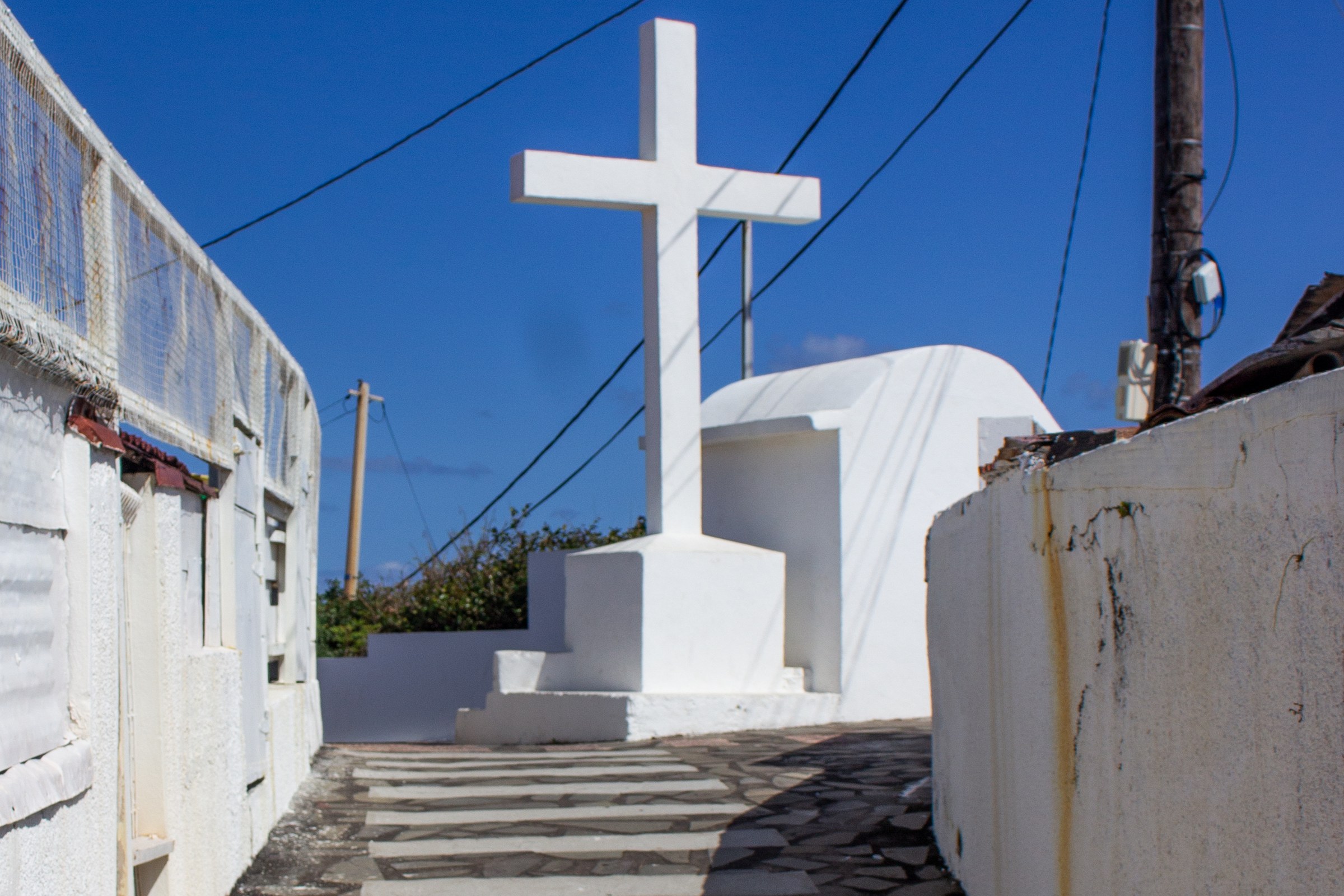 La croix des pêcheurs et son escalier blanchi, repère du vieux Terre-Sainte, à cent mètres de la résidence