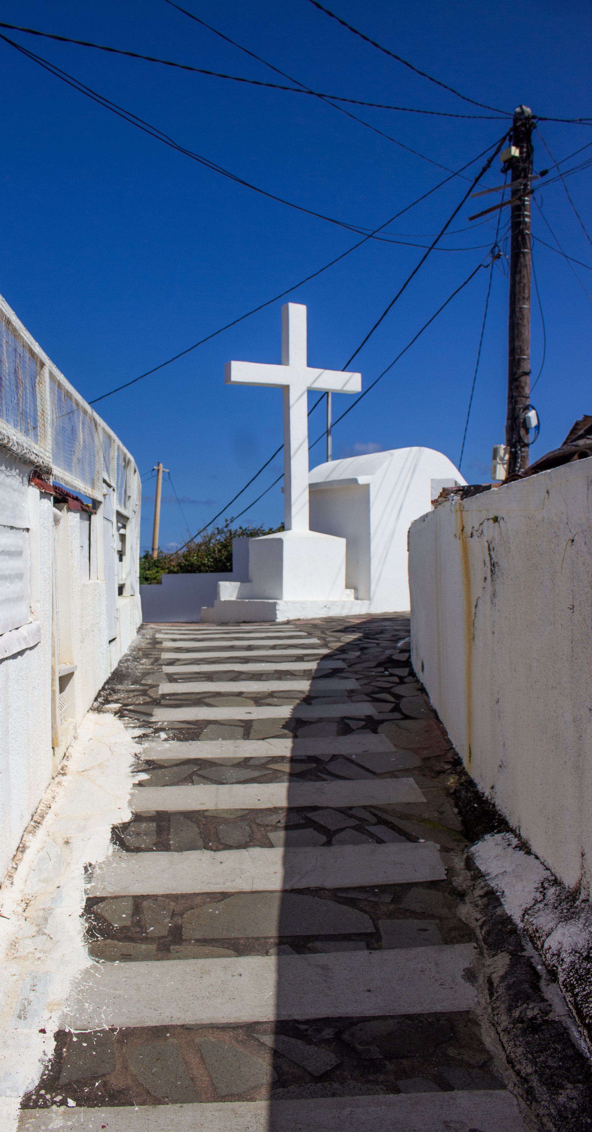La croix des pêcheurs et son escalier blanchi, repère du vieux Terre-Sainte, à cent mètres de la résidence