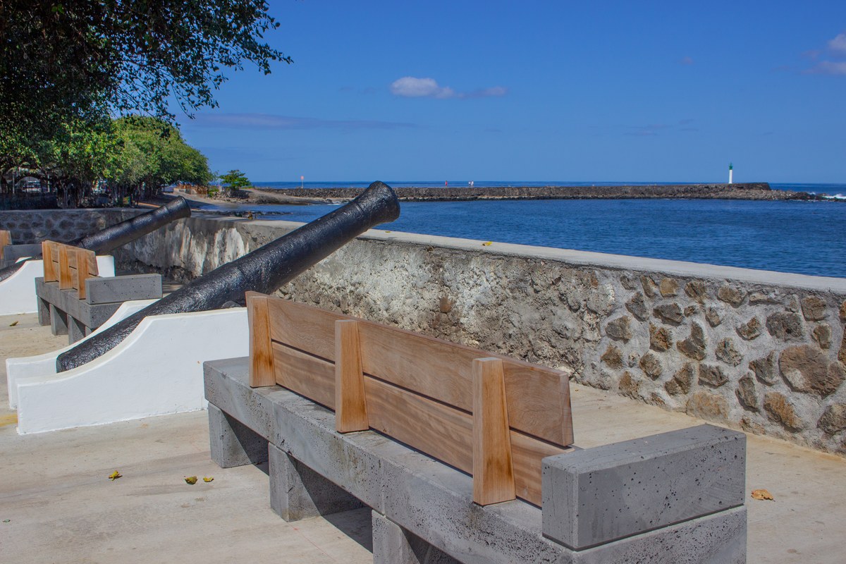 The seafront of Terre-Sainte and its old cannon