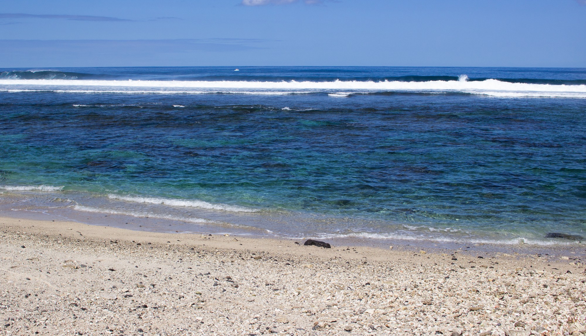 Le lagon et la ligne du récif où se brisent les vagues, devant Terre-Sainte