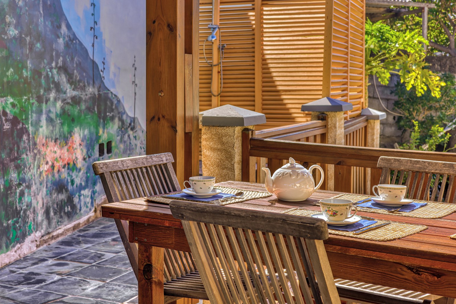 Terrasse de la résidence, table dressée pour le petit déjeuner à proximité de l'espace spa