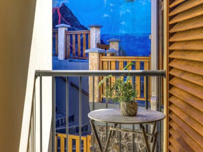 Patio ombragé avec végétation tropicale à la Résidence Georgette