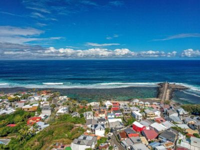 Quartier de Terre-Sainte bordé par le lagon et l’océan Indien