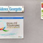 Plaques Qualité Tourisme Île de La Réunion et Petit Futé 2025 sur le mur de la Résidence Georgette