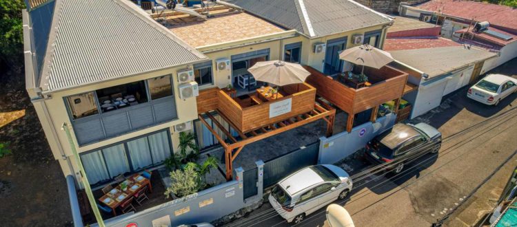 Résidence avec balcons en bois, terrasses privatives et stationnements à Terre-Sainte