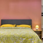 Lit double dans une chambre moderne de l'appartement T2 à la Résidence Georgette