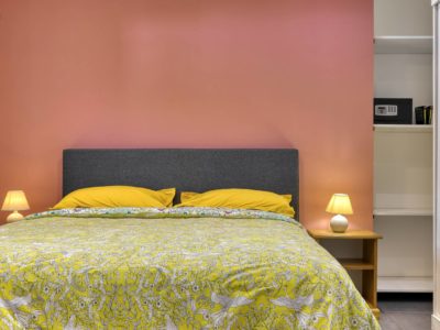 Lit double dans une chambre moderne de l'appartement T2 à la Résidence Georgette