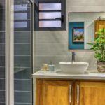 Salle de bain équipée avec rangements dans le T2 64 m² à Terre-Sainte
