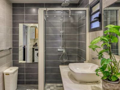 Douche à l’italienne avec paroi vitrée dans l’appartement T2 à Saint-Pierre