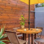Terrasse privée avec accès au coin détente et jacuzzi à Terre-Sainte
