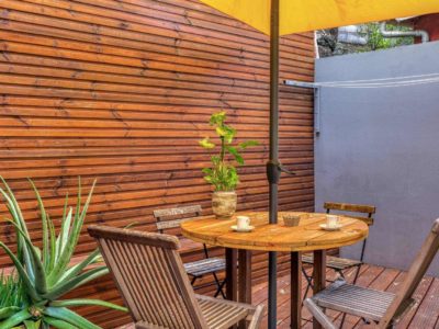 Terrasse privée avec accès au coin détente et jacuzzi à Terre-Sainte