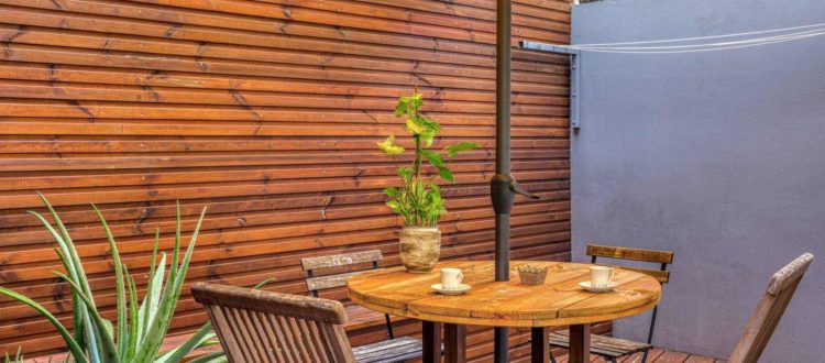 Terrasse privée avec accès au coin détente et jacuzzi à Terre-Sainte