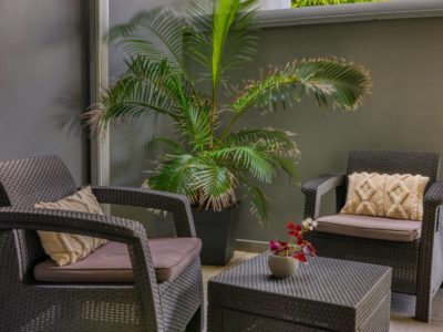 Deuxième terrasse de l'appartement T2 orientée vers la rue – Saint-Pierre