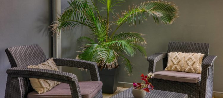 Deuxième terrasse de l'appartement T2 orientée vers la rue – Saint-Pierre