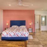 Chambre principale spacieuse de l'appartement T3 à Terre-Sainte