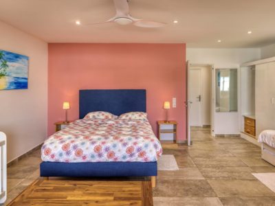 Chambre principale spacieuse de l'appartement T3 à Terre-Sainte