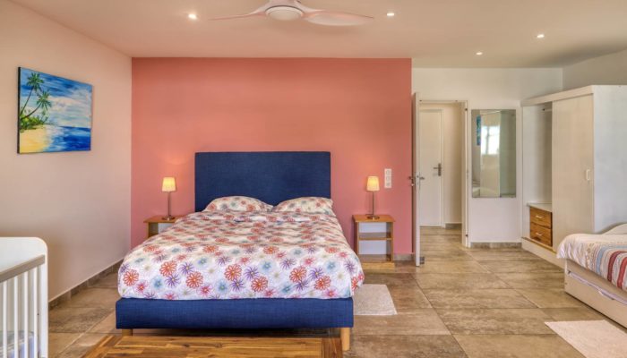 Chambre principale spacieuse de l'appartement T3 à Terre-Sainte