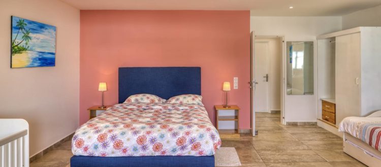 Chambre principale spacieuse de l'appartement T3 à Terre-Sainte