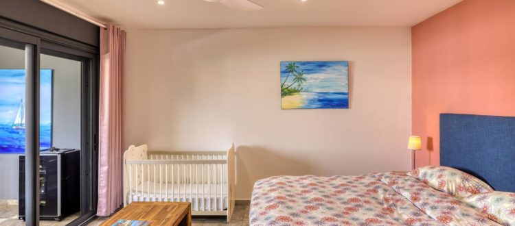 Lit bébé installé dans la chambre principale du T3