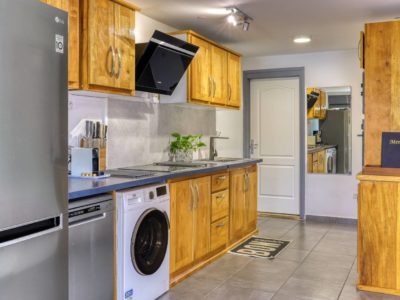 Cuisine toute équipée moderne de l'appartement T3