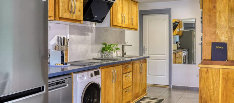 Cuisine toute équipée moderne de l'appartement T3
