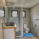 Salle de bain avec douche à l'italienne et meuble vasque