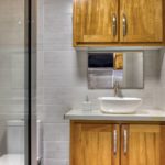 Salle de douche avec meuble en bois clair et vasque moderne