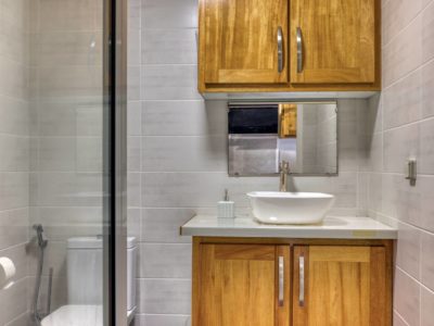 Salle de douche avec meuble en bois clair et vasque moderne